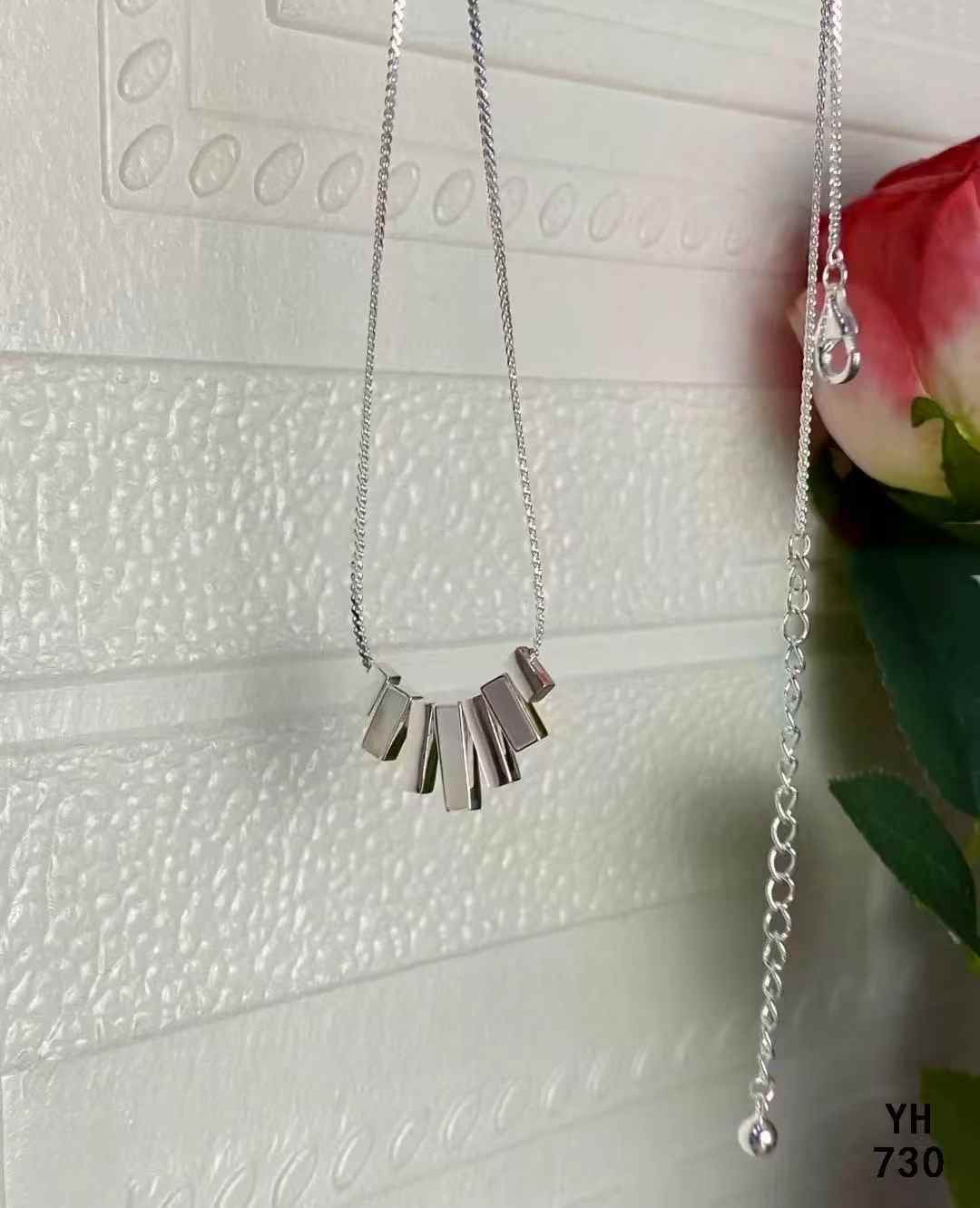 INS Geometric Line Mother-of-Pearl Smooth Fan Necklace